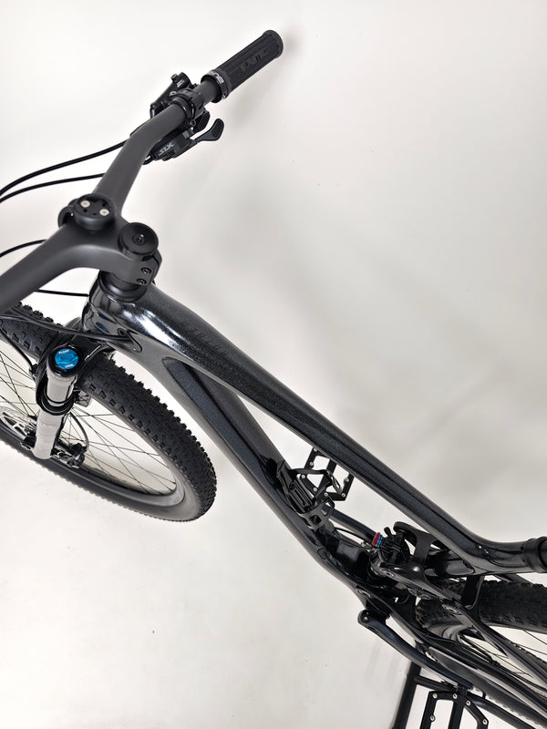 Close-up of the Giant Anthem Advanced Pro 29 2 2023 CARBON bike's gear shifting mechanism.