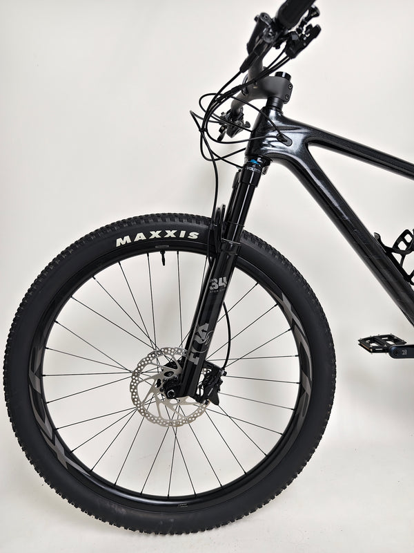 Giant Anthem Advanced Pro 29 2 2023 CARBON bike on display showing its sleek black and carbon colors.