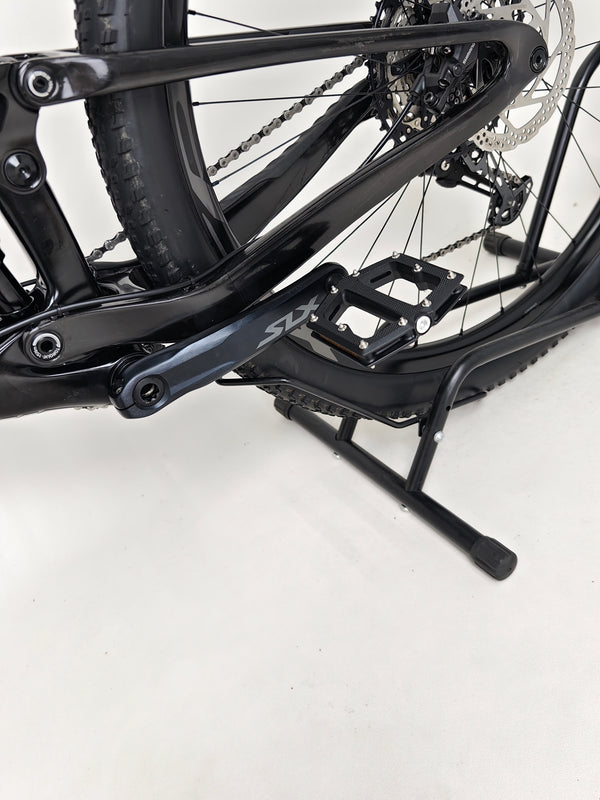 Giant Anthem Advanced Pro 29 2 2023 CARBON bike parked in an outdoor adventure area.