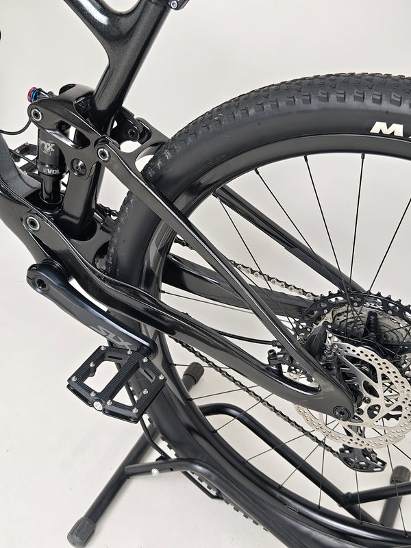 Close-up of the bike's suspension components on the Giant Anthem Advanced Pro 29 2 2023 CARBON.