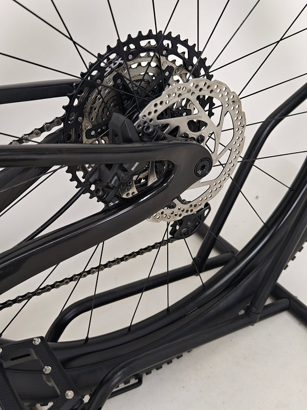 Action view of the Giant Anthem Advanced Pro 29 2 2023 CARBON handling rough terrain.