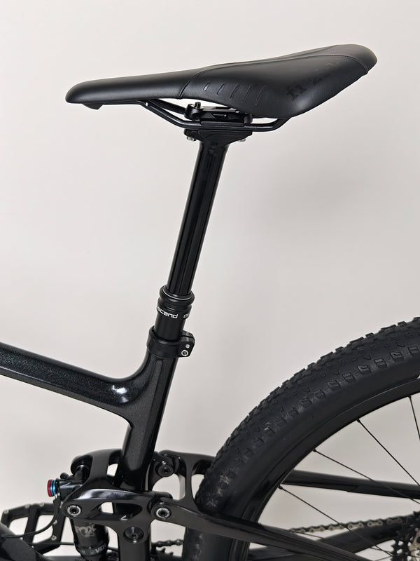 Close-up of the handlebars and grips on the Giant Anthem Advanced Pro 29 2 2023 CARBON.