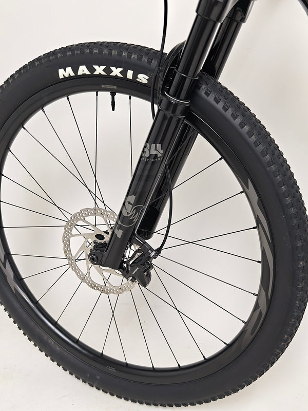 Giant Anthem Advanced Pro 29 2 2023 CARBON bike with focus on the sleek frame design.