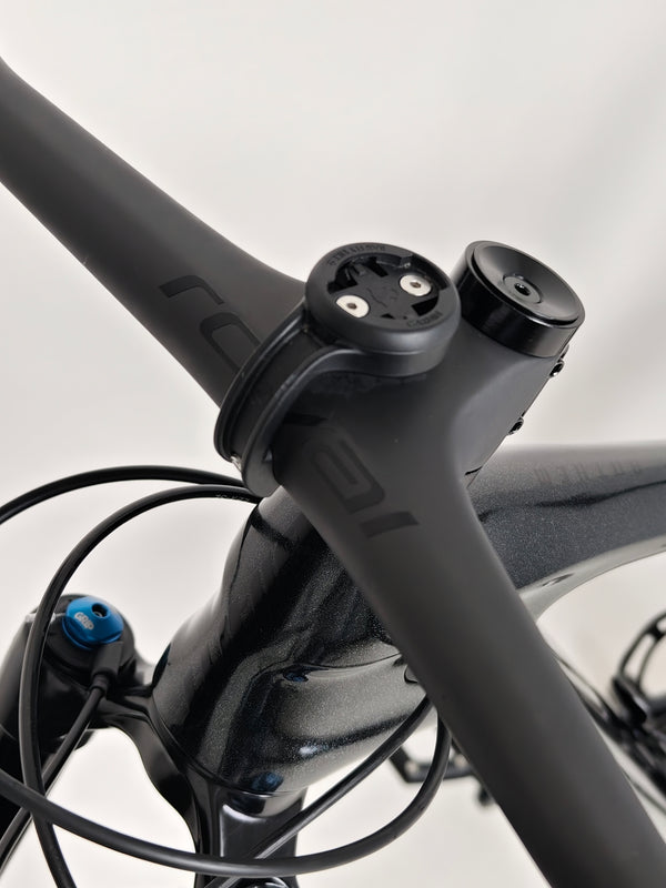 Giant Anthem Advanced Pro 29 2 2023 CARBON bike positioned for an elegant still shot outdoors.