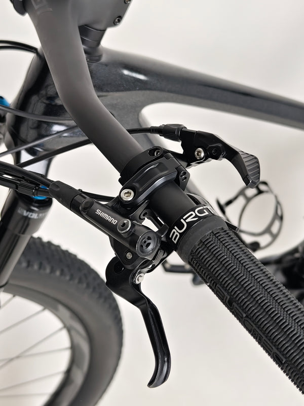 Front view of the Giant Anthem Advanced Pro 29 2 2023 CARBON mountain bike with the Shimano SLX logo visible.