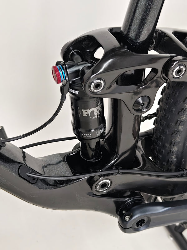 Close view of the handlebars and shifters on the Giant Anthem Advanced Pro 29 2 2023 CARBON.