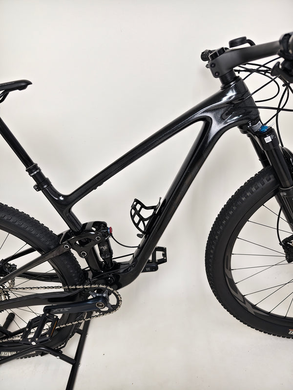 Giant Anthem Advanced Pro 29 2 2023 CARBON bike sitting on a balance beam, highlighting its craftsmanship.