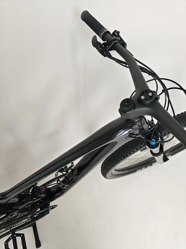 Another angle of the Giant Anthem Advanced Pro 29 2 2023 CARBON bike highlighting its lightweight design.