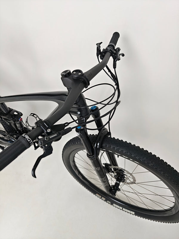 Detail shot of the lightweight structure of the Giant Anthem Advanced Pro 29 2 2023 CARBON.