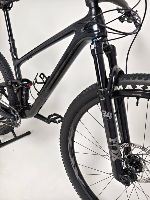 Giant Anthem Advanced Pro 29 2 2023 CARBON bike dropper seatpost in action, showcasing remote operation.