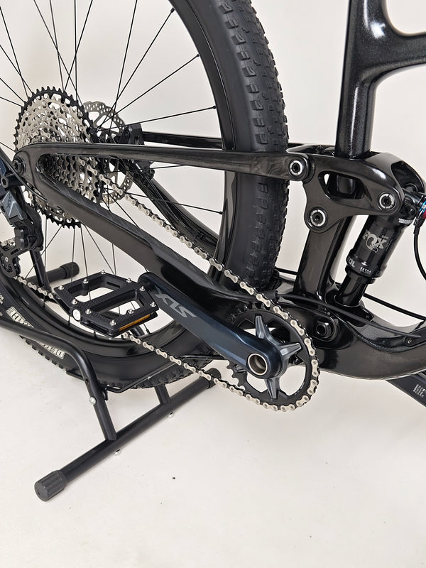 Giant Anthem Advanced Pro 29 2 2023 CARBON bike with all components shown, emphasizing the bike's features.