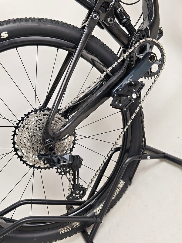 Another detailed view of the Shimano SLX rear derailleur on the Giant Anthem Advanced Pro 29 2 2023 CARBON.