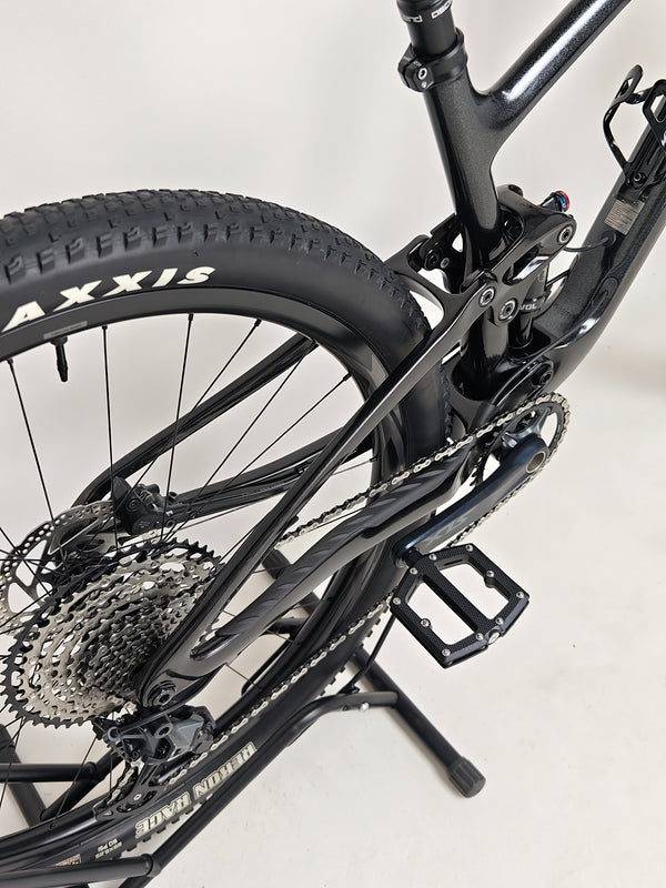 Top view of the Giant Anthem Advanced Pro 29 2 2023 CARBON bike showing wheel alignment.