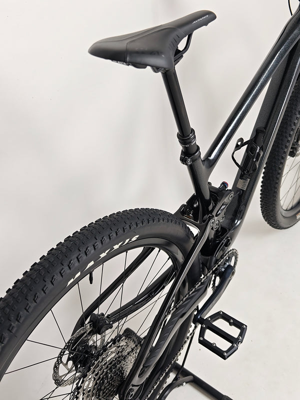 Profile view of the Giant Anthem Advanced Pro 29 2 2023 CARBON bike on display in natural light.