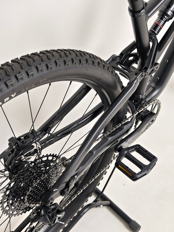 Specialized Stumpjumper Alloy 2023/ MEDIUM / UPGRADED / RRP: £2,250.00 / Excellent