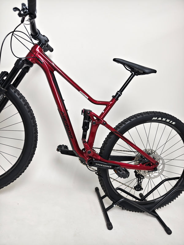 Focus on the integrated dropper post of the Merida One-Twenty 600 29 2023 mountain bike.