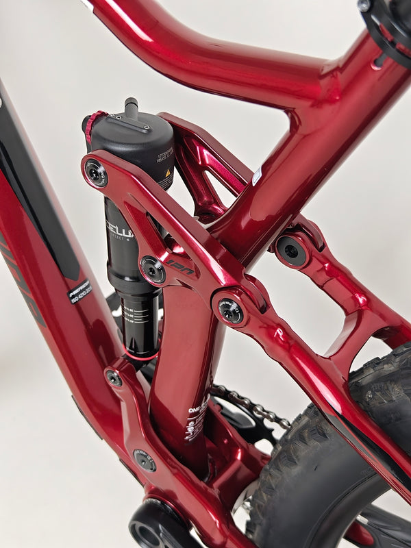 Close-up of handlebars showcasing the ergonomic grips on the Merida One-Twenty 600 29 2023 model.