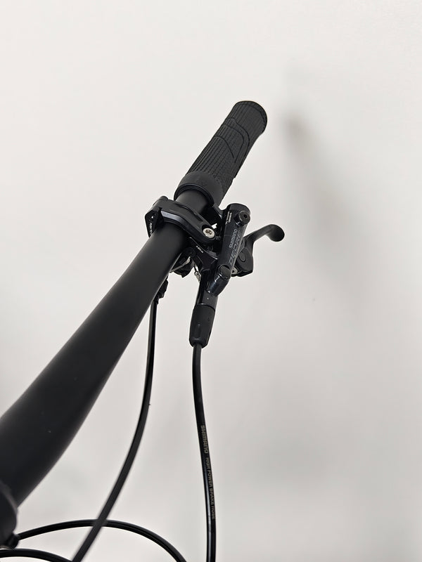 Detailed view capturing the steering head tube of the Merida One-Twenty 600 29 2023 mountain bike.