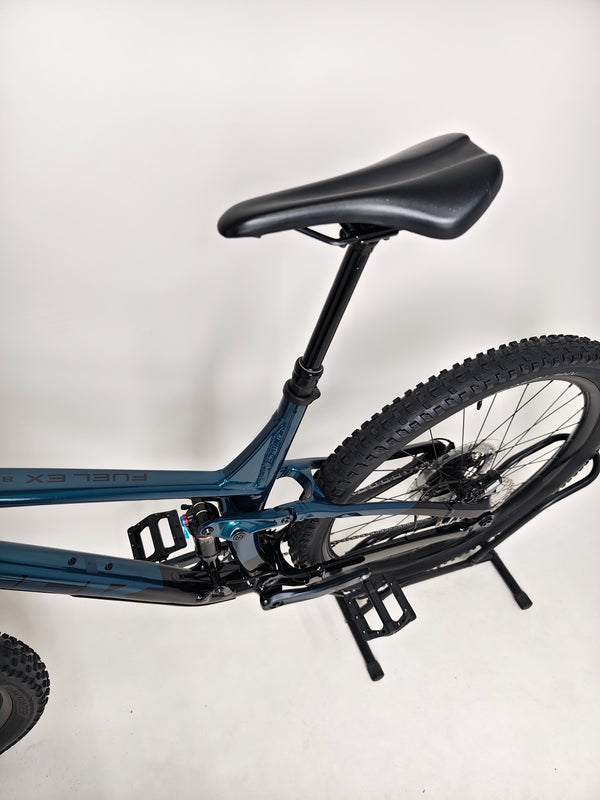 Trek Fuel EX 8 XT 2022 showing Mino Link adjustability and features for enhanced performance on trails.