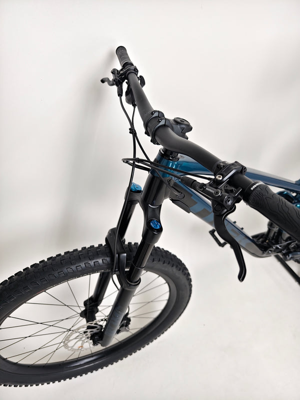 Image of Trek Fuel EX 8 XT 2022 displaying the Bontrager Line Dropper seat post for optimal riding comfort.