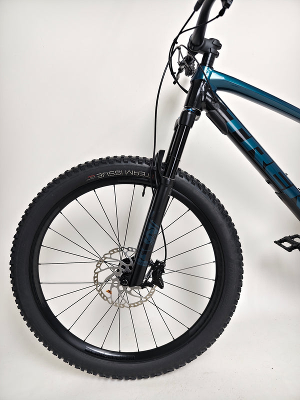 Perspective view of Trek Fuel EX 8 XT 2022 mountain bike emphasizing its stance and visual appeal.