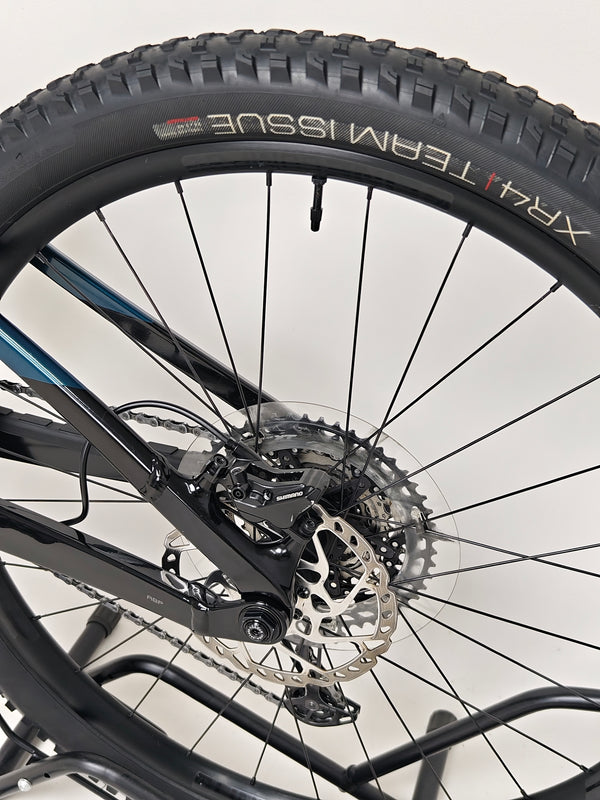 Sidewalk display of Trek Fuel EX 8 XT 2022 emphasizing its mountain biking prowess and features.