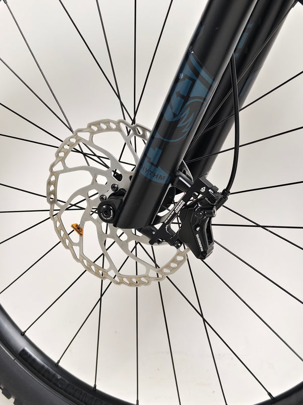 Trek Fuel EX 8 XT 2022 represented in high-spec, emphasizing its Alpine and Deep Blue color scheme.