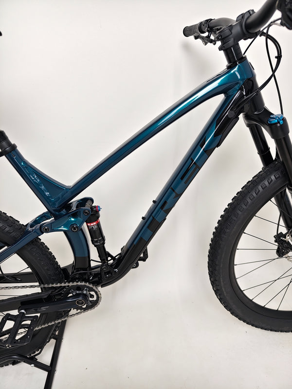 View of Bontrager XR5 Team Issue tyres on Trek Fuel EX 8 XT 2022, emphasizing grip and performance.