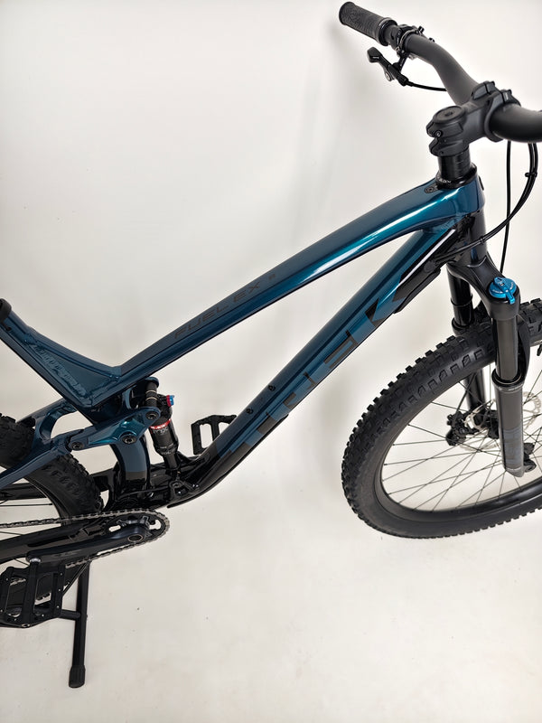 Image of Trek Fuel EX 8 XT 2022 showcasing its connectivity and premium features ready for the trails.