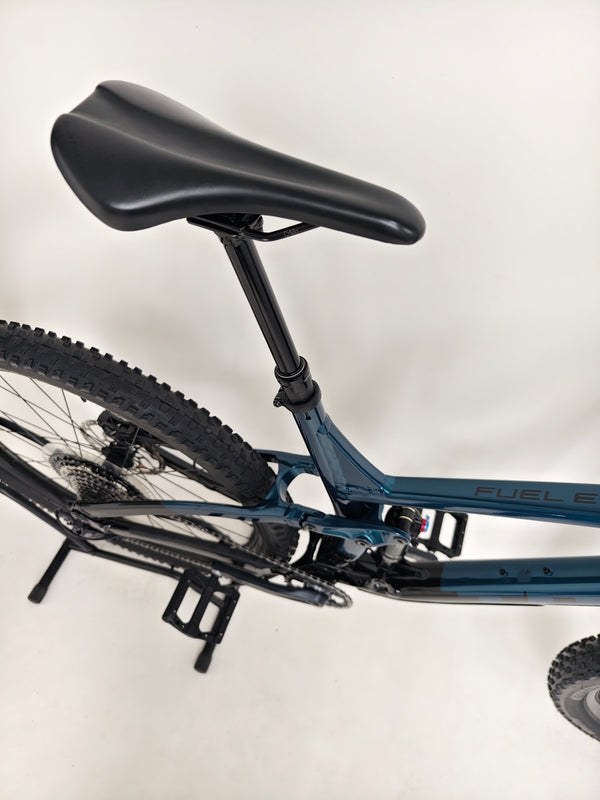 Trek Fuel EX 8 XT 2022 on display, showcasing technical specifications and excellent condition for potential buyers.