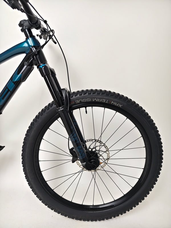 Trek Fuel EX 8 XT 2022 with focus on the Shimano XT components that enhance performance.