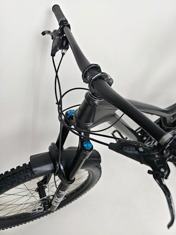 High-quality image of the Evil Insurgent LS 27.5 Carbon bike emphasizing its performance.