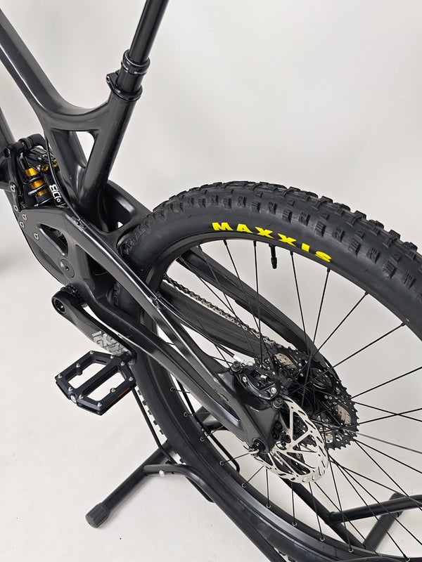 Evil Insurgent LS 27.5 Carbon bike displayed outdoors, perfect for all-mountain enthusiasts.