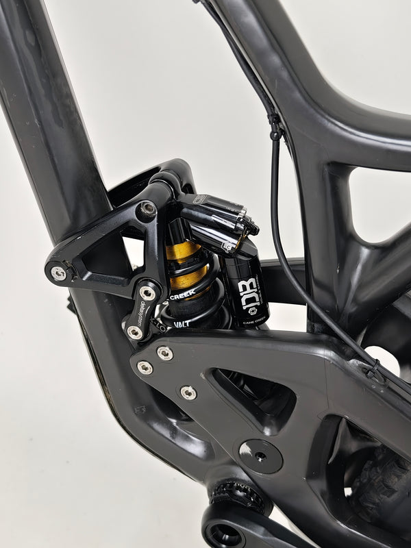 Detailed view of the bike’s frame size label for the Medium Evil Insurgent LS 27.5 Carbon bike.