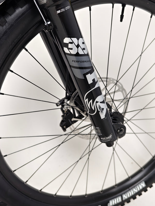 Panoramic view of the Evil Insurgent LS 27.5 Carbon bike, showcasing its advanced components.