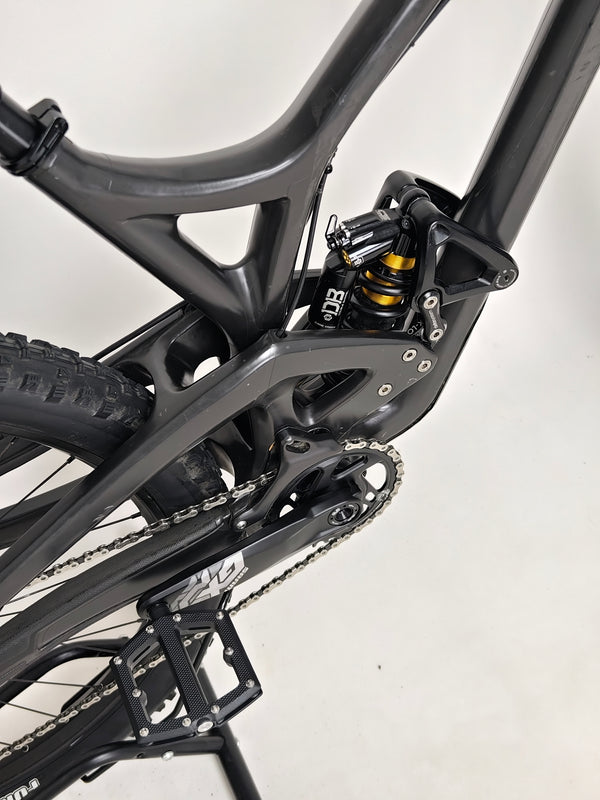 Detailed view of the dropper post on the Evil Insurgent LS 27.5 Carbon bike, perfect for downhill rides.