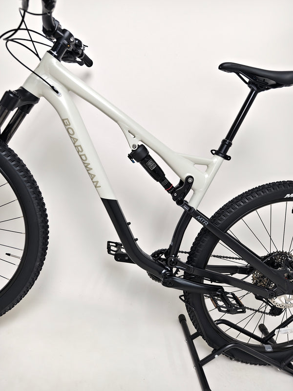 Image of the frame size and color identification on the 2025 Boardman MTR 8.8 UPGRADED Large bike.