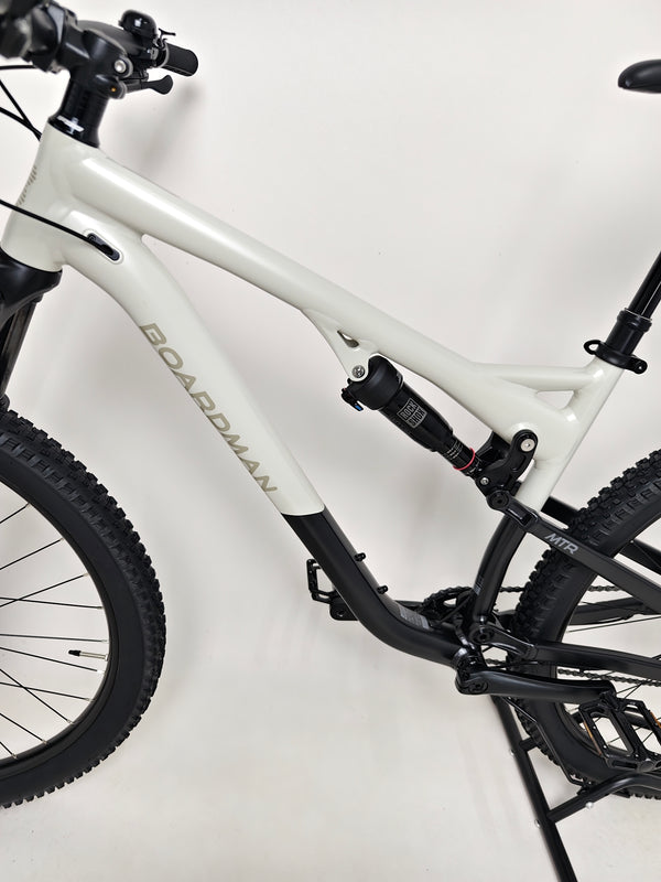 Angled view of the 2025 Boardman MTR 8.8 UPGRADED bike, showing off its sleek design.