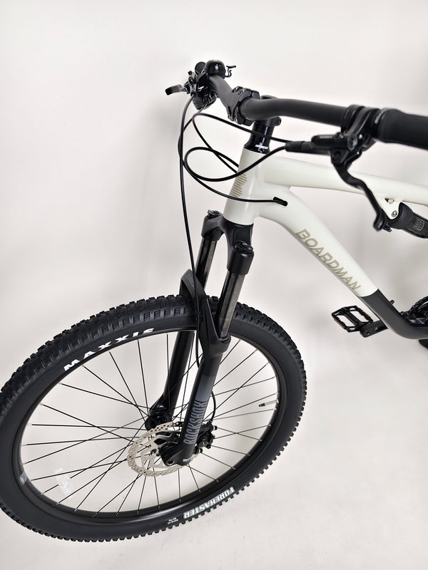 Detailed angle of the bike showing its excellent condition, 2025 Boardman MTR 8.8 UPGRADED.