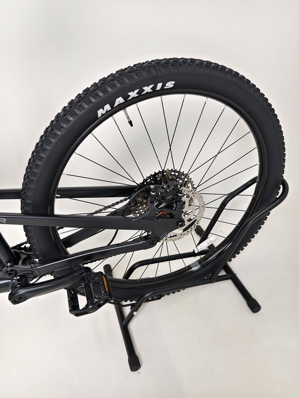 Image showcasing the accessories included with the 2025 Boardman MTR 8.8 UPGRADED bike.