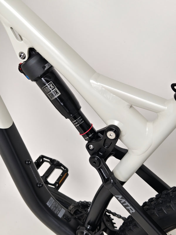 Image feature showing the bike's saddle and dropper mechanism, 2025 Boardman MTR 8.8 UPGRADED.
