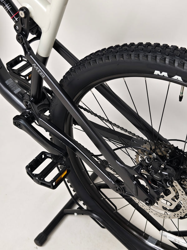 Image capturing the bike in outdoor conditions, 2025 Boardman MTR 8.8 UPGRADED.