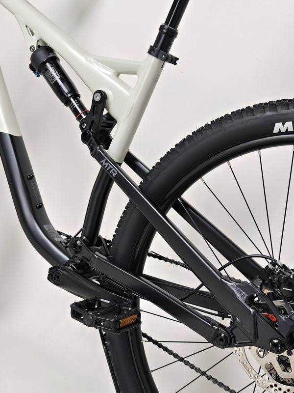 Image of the cockpit view featuring grips and controls on the 2025 Boardman MTR 8.8 UPGRADED bike.