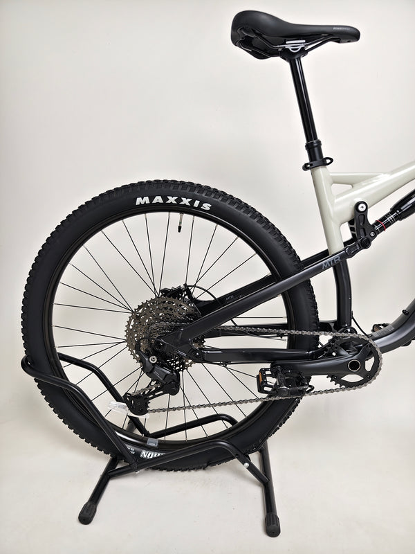Close-up of the Maxxis tyres on the 2025 Boardman MTR 8.8 UPGRADED bike.