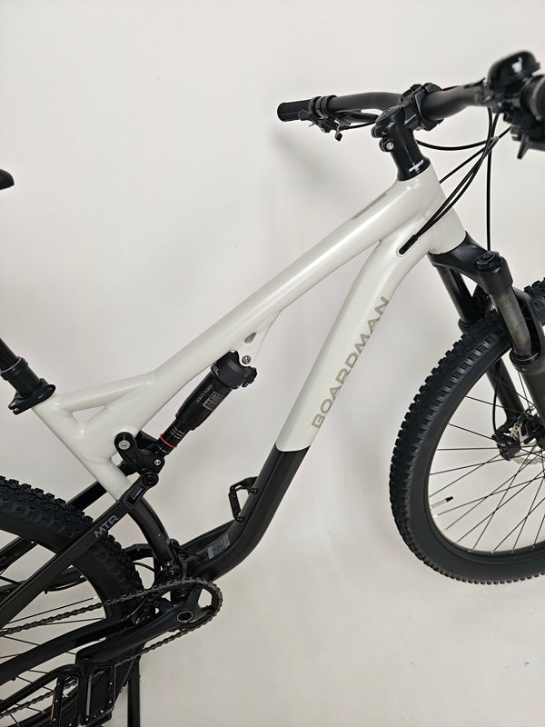 An outdoor photo of the 2025 Boardman MTR 8.8 UPGRADED bike on a trail.