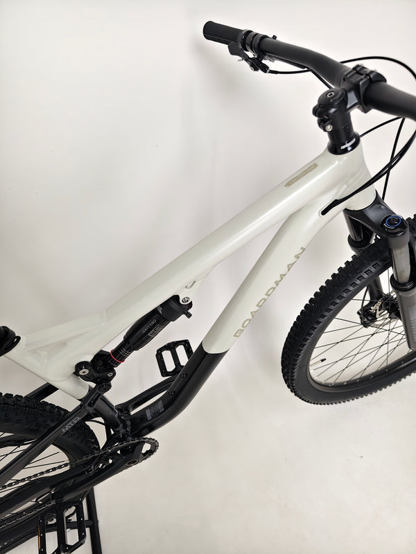 Image showing environmental background while showcasing the 2025 Boardman MTR 8.8 UPGRADED bike.