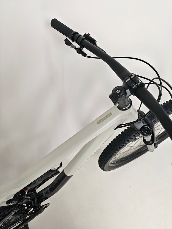 Close-up of the detail work on the frame of the 2025 Boardman MTR 8.8 UPGRADED bike.