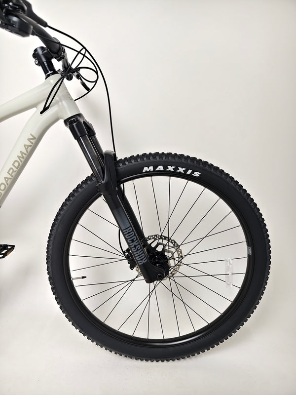 Close-up shot of the RockShox front fork on the 2025 Boardman MTR 8.8 UPGRADED bike.