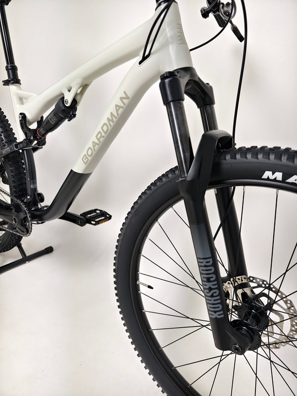 Showcase of the 29” aluminum wheels on the 2025 Boardman MTR 8.8 UPGRADED bike.