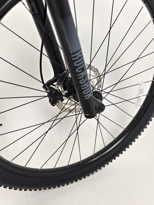 Close-up of the bike's handlebar with controls on the 2025 Boardman MTR 8.8 UPGRADED.